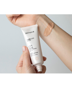 Odżywczy krem koloryzujący SPF30 01 Skeyndor CC Cream 40 ml