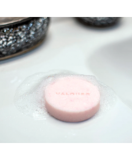 Stały szampon na bazie oleju kokosowego i aloesu Valquer Petal Solid Shampoo Dry Hair 50 g